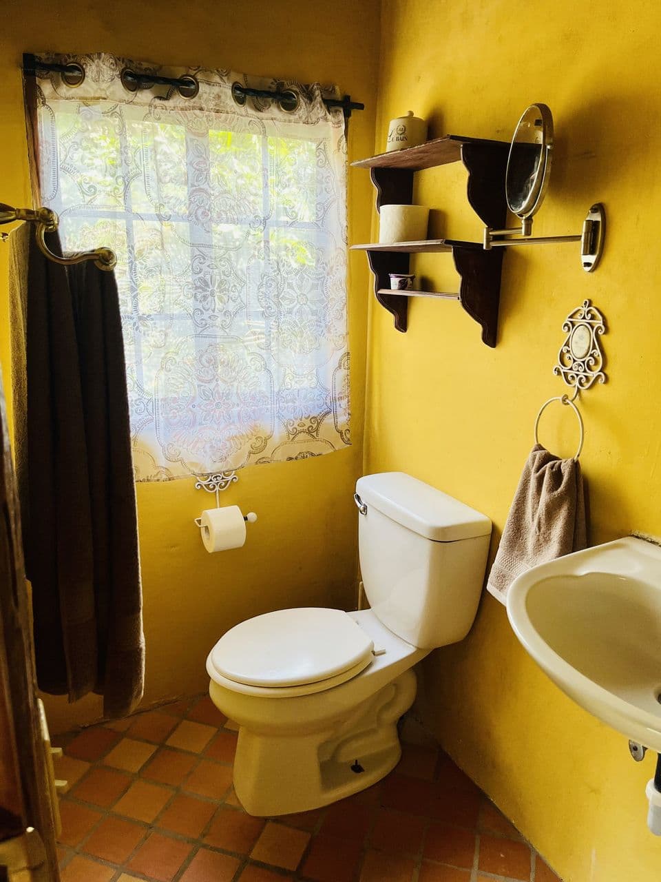 El baño con ventana al jardín